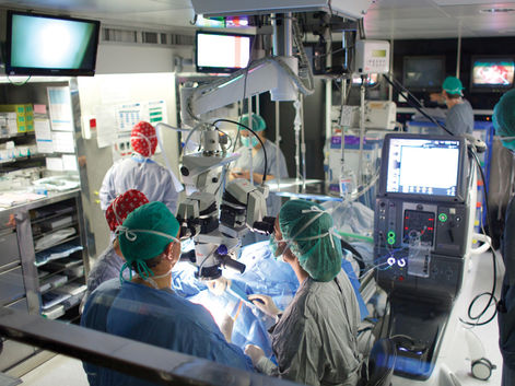 El primer ojo bi&oacute;nico (Barraquer Centro de Oftalmolog&iacute;a)